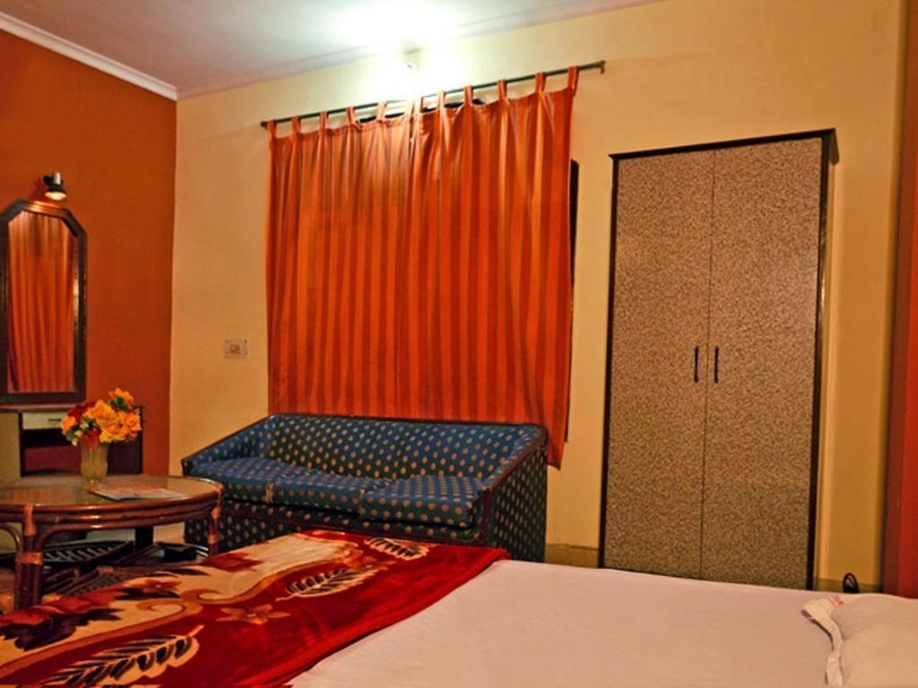Sahara International Deluxe Hotel New Delhi Exterior photo