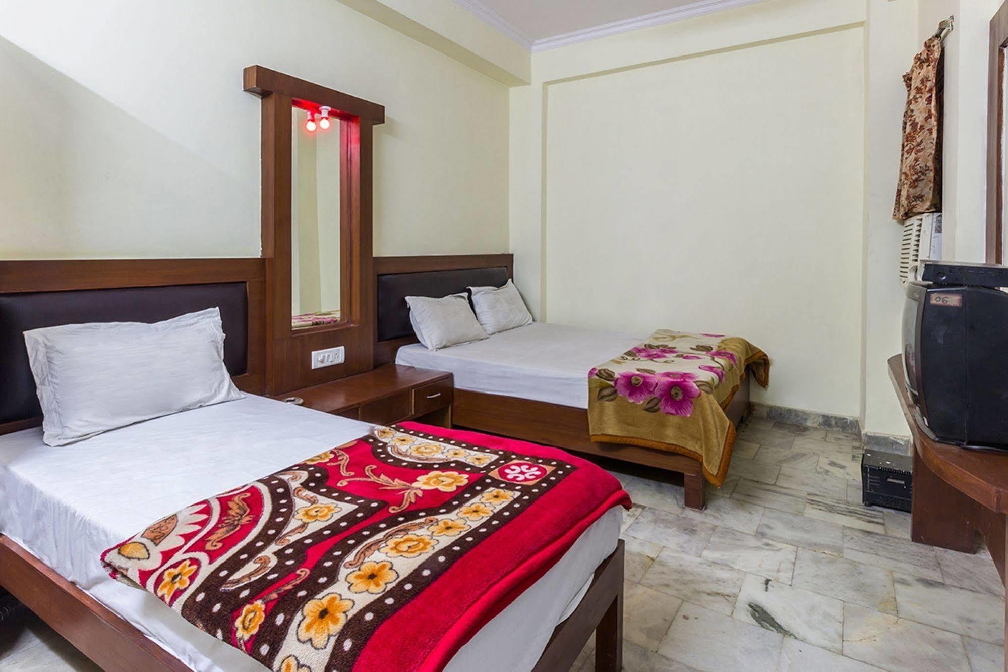 Sahara International Deluxe Hotel New Delhi Exterior photo